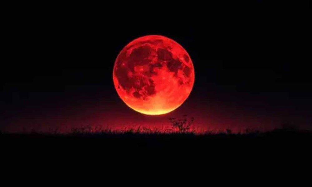 চন্দ্রগ্রহণের লাল চাঁদ খালি চোখে দেখলে যা হয়